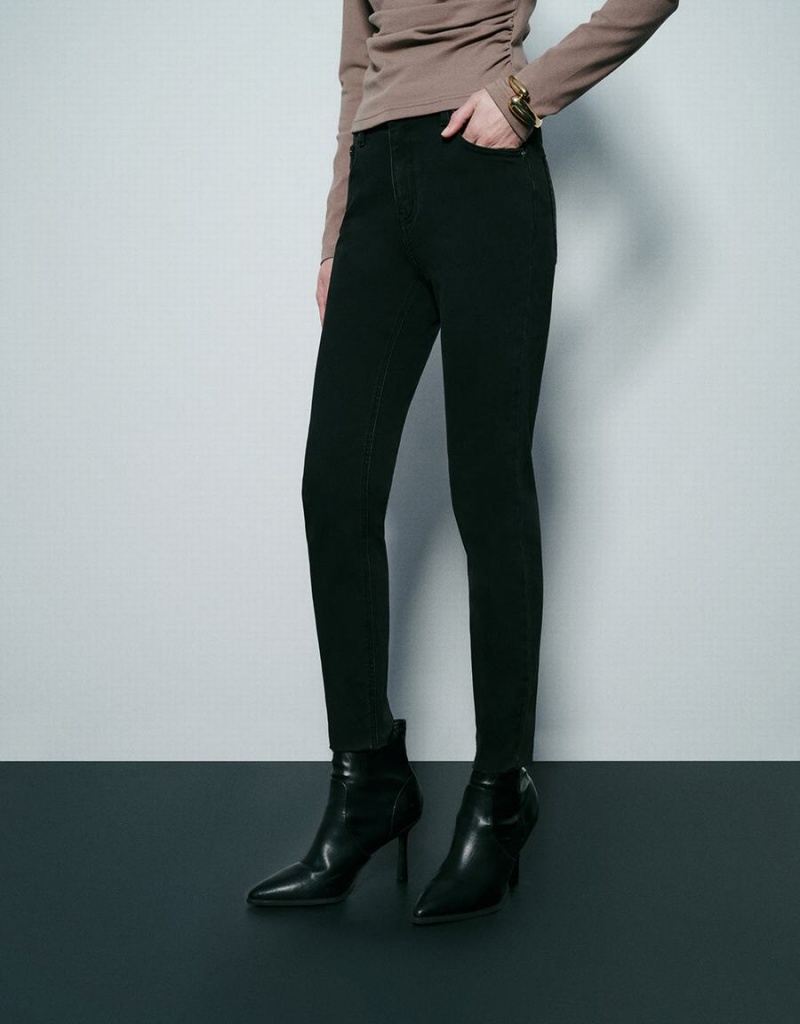 Jeans Urban Revivo Raw Hem Flaco Mujer Negros | DDB2835JX